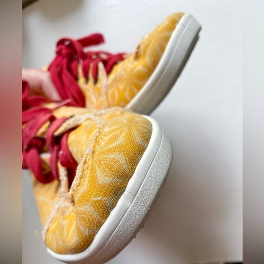 Vionic Beach Yellow Print Pismo Sneaker with Red Shoelaces - Picture 6 of 14
